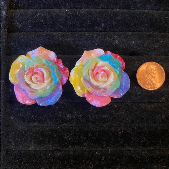Rainbow rose stud earrings - Picture 3 of 4